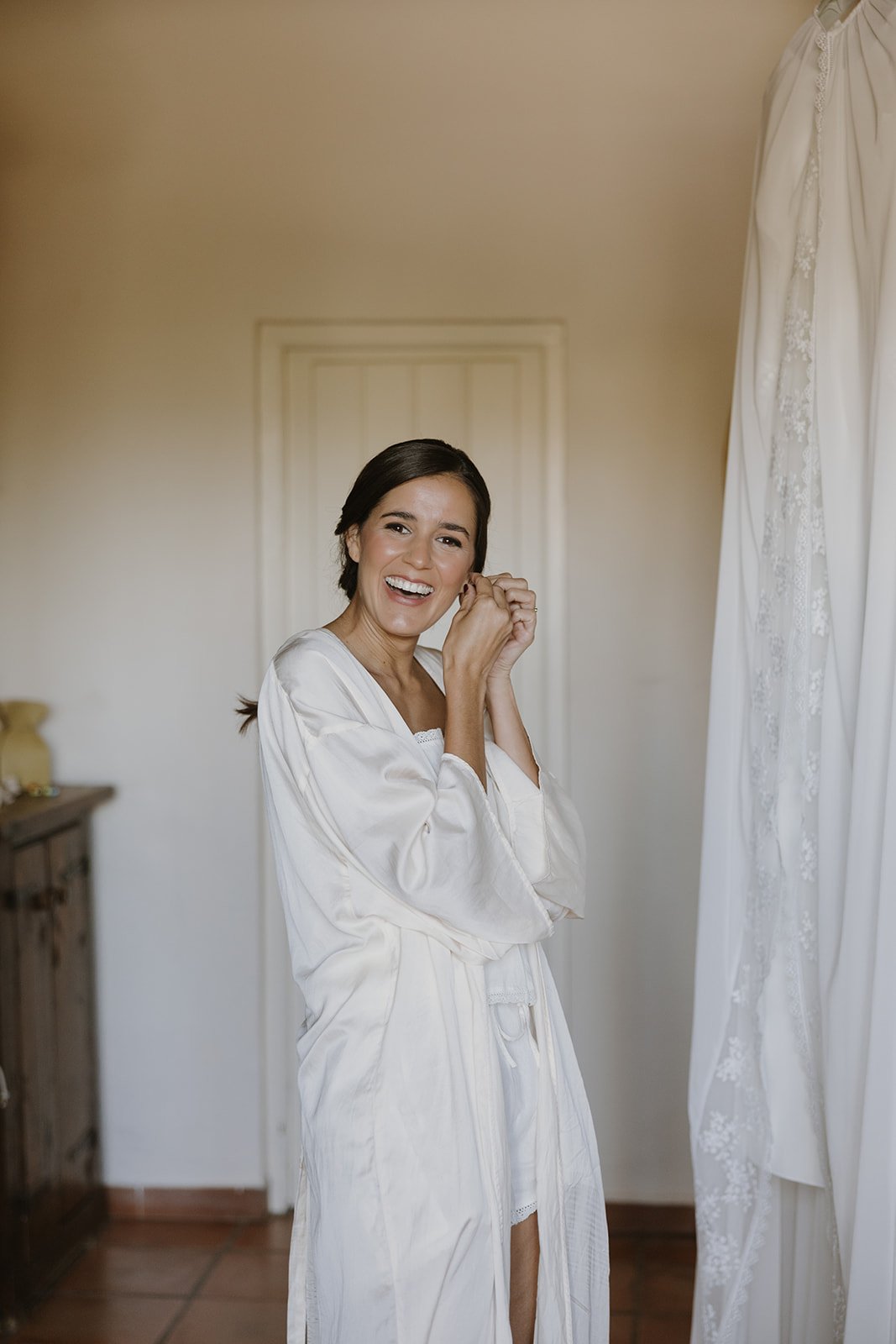 Bride with natural, elegant makeup — by Mar Armengol, bridal makeup artist in Málaga