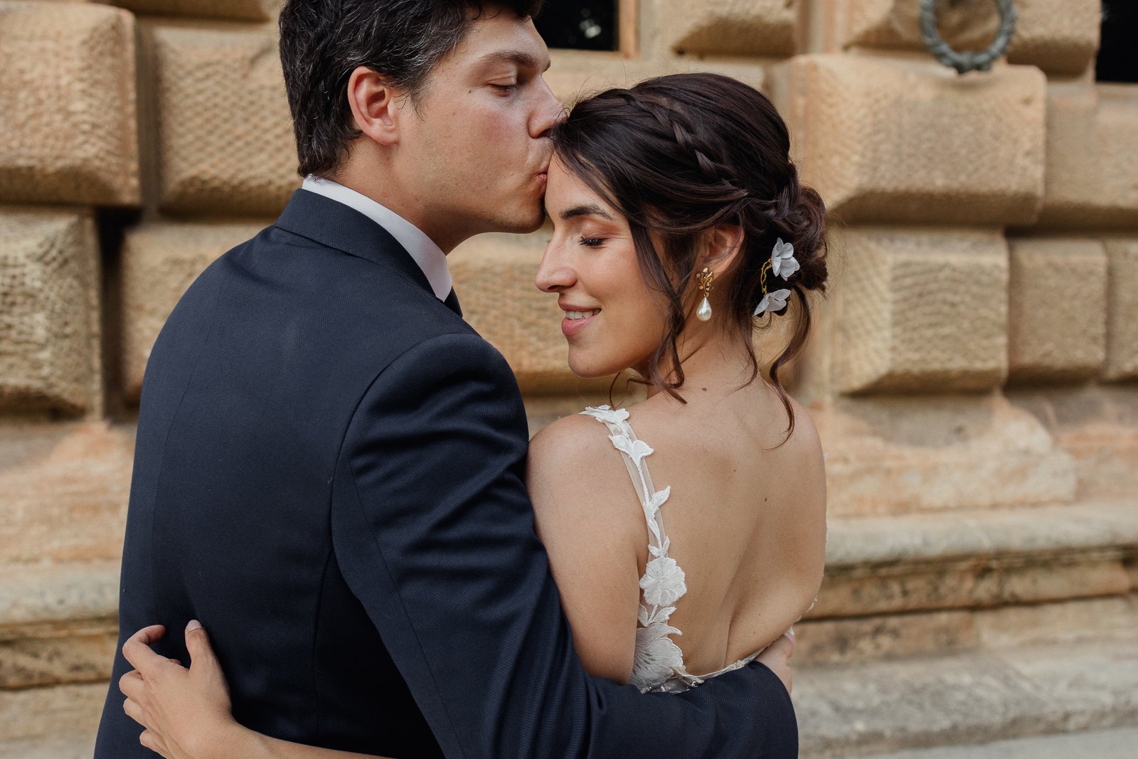 Couple in Granada — destination wedding Andalucía