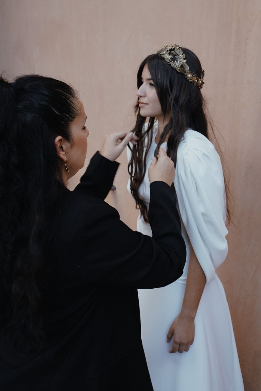 Mar Armengol working with bride — makeup artist Málaga
